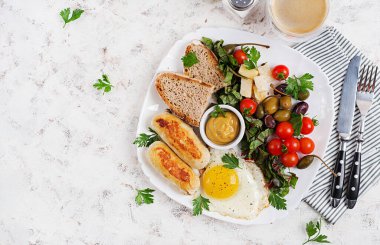 Kızarmış yumurta, ev yapımı tavuk sosisi, tost ve taze salata. Keto, paleo kahvaltısı. Üst manzara, düz uzanma