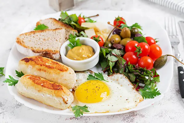 stock image Fried egg, homemade chicken sausage, toasts and fresh salad. Keto, paleo breakfast.