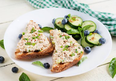 Ton balıklı tost. İtalyan bruschetta sandviçi, konserve ton balığı, yumurta ve salatalık..