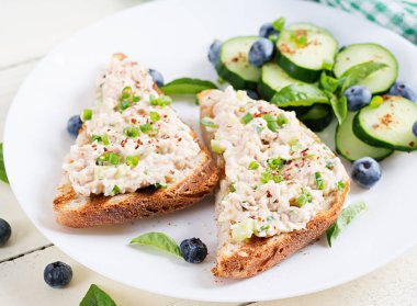 Ton balıklı tost. İtalyan bruschetta sandviçi, konserve ton balığı, yumurta ve salatalık..