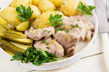 Haşlanmış yeni patates, güveç ve salatalık turşusu. Basit bir yemek. Köy yemekleri. Lezzetli yemekler. Öğle yemeği.