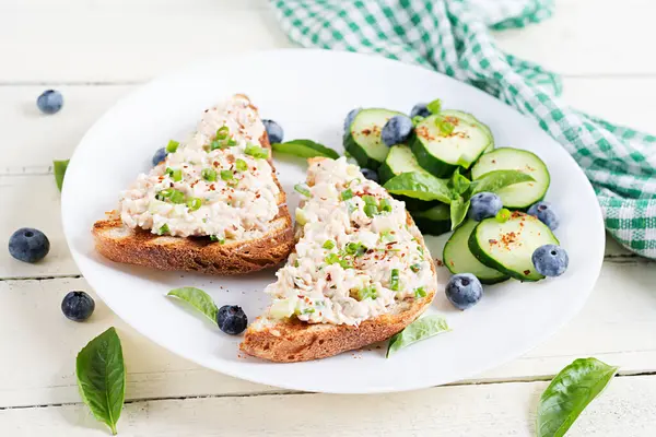 Ton balıklı tost. İtalyan bruschetta sandviçi, konserve ton balığı, yumurta ve salatalık..