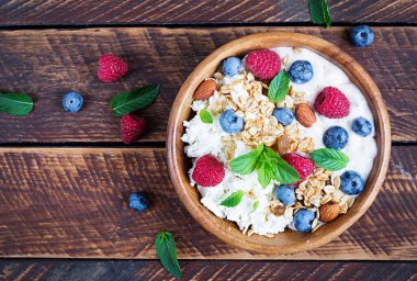 Kahvaltıda granola, yoğurt ve taze böğürtlenli süzme peynir. Sağlıklı kahvaltı. Üst görünüm