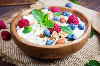 Kahvaltıda granola, yoğurt ve taze böğürtlenli süzme peynir. Sağlıklı kahvaltı..