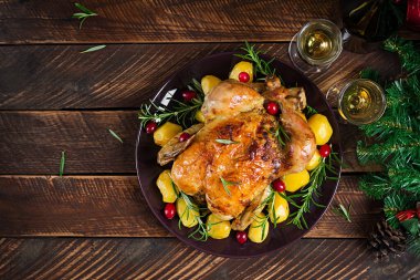 Fırında tavuk ya da fırında hindi. Noel masası hindiyle servis edilir. Kızarmış tavuk, sofra takımı. Noel yemeği. Düz yatıyordu. Üst görünüm