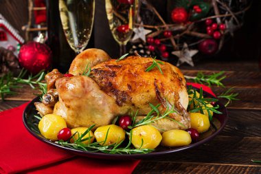 Fırında tavuk ya da fırında hindi. Noel masası hindiyle servis edilir. Kızarmış tavuk, sofra takımı. Noel yemeği..