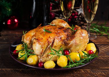 Fırında tavuk ya da fırında hindi. Noel masası hindiyle servis edilir. Kızarmış tavuk, sofra takımı. Noel yemeği..