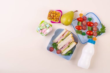 Sandviç ve Fruit Skewer ile Sağlıklı Okul Yemeği