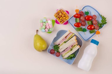 Sandviç ve abur cuburlu sağlıklı okul beslenme çantası