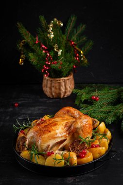 Fırında tavuk ya da hindi. Masa ayarı. Kızarmış tavuk, patates ve Noel süsü. Noel yemeği