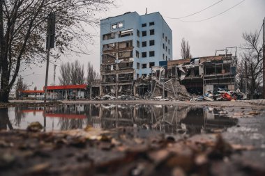 MYKOLAYIV, MYKOLAYIV REGION, UKRAINE - Kasım 2022. Bina bir Rus roketi tarafından yok edildi.