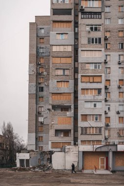 MYKOLAYIV, MYKOLAYIV REGION, UKRAINE - Kasım 2022. Evlerin camları patlamalarla patlatıldı ve tahtalarla kaplandı.