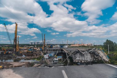 IRPIN, KYIV REGION, UKRAine - Ağustos 2022. Yok edilen köprünün yeniden inşası