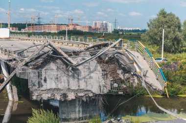 IRPIN, KYIV REGION, UKRAine - Ağustos 2022. İnşaatın arka planında yıkılmış bir köprü