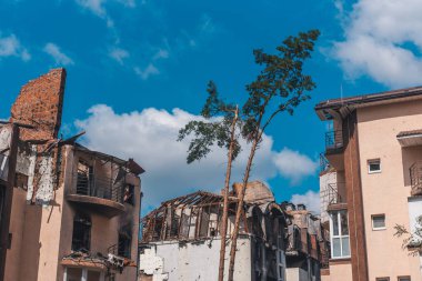 IRPIN, KYIV REGION, UKRAine - Ağustos 2022. Yerleşim yerleri bombalama sonucu yıkıldı.