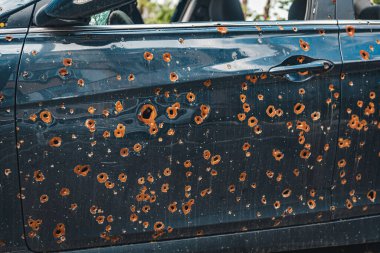 IRPIN, KYIV REGION, UKRAine - Ağustos 2022. Enkazdaki delikler ve arabadaki mermiler.