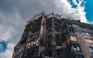 IRPIN, KYIV REGION, UKRAine - Ağustos 2022. Yerleşim yerleri bombalama sonucu yıkıldı.