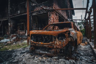 HOSTOMEL, KYIV REGION, UKRAINE - AĞUSTOS 2022. Özel evlerin yakıldığı avlular