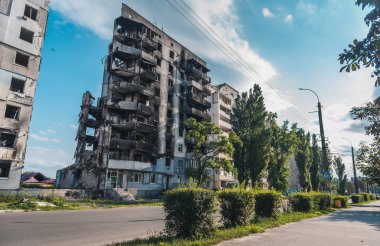 BORODIANKA, KYIV REGION, UKRAINE - AĞUSTOS 2022. Liberatio 'dan birkaç ay sonra şehrin sokakları.