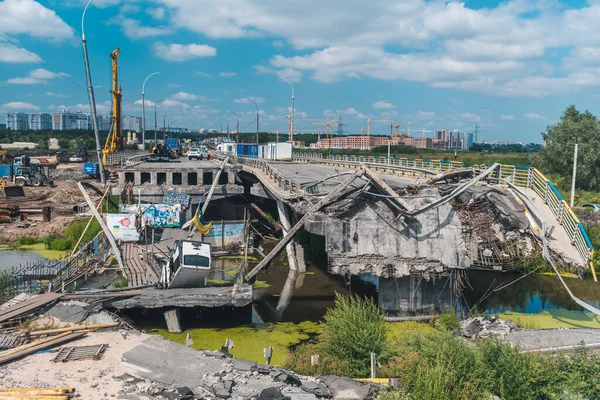 IRPIN, KYIV REGION, UKRAine - Ağustos 2022. Şehirden çıkarken yıkılmış bir köprü.