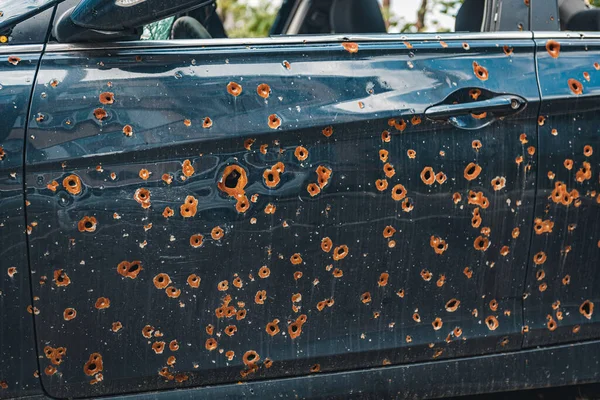 IRPIN, KYIV REGION, UKRAine - Ağustos 2022. Enkazdaki delikler ve arabadaki mermiler.