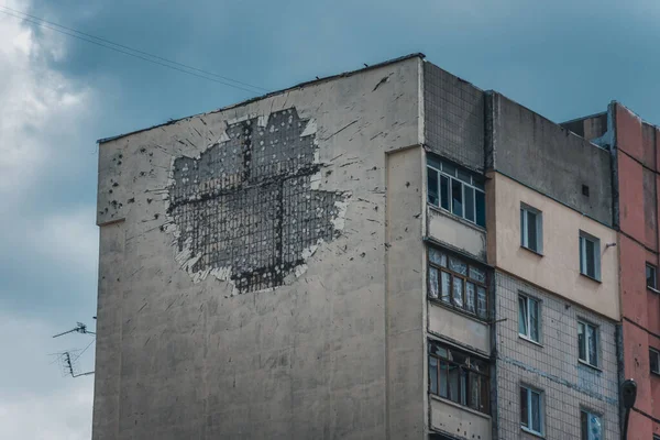 IRPIN, KYIV REGION, UKRAine - Ağustos 2022. Binanın duvarında bir patlama izi var.