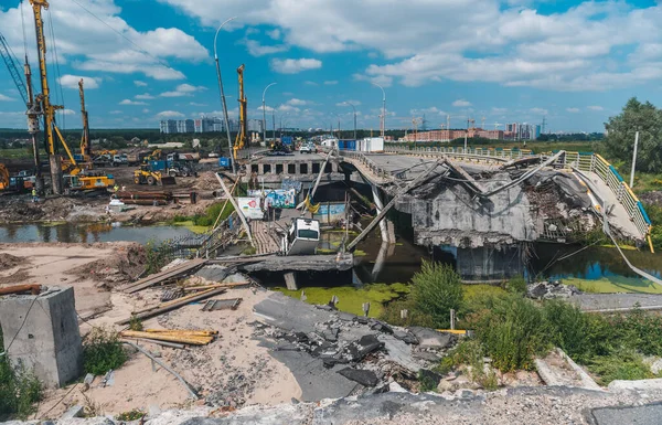 Irpin Kyiv Regió Ukrajna 2022 Augusztus Lerombolt Híd Újjáépítése Jogdíjmentes Stock Fotók