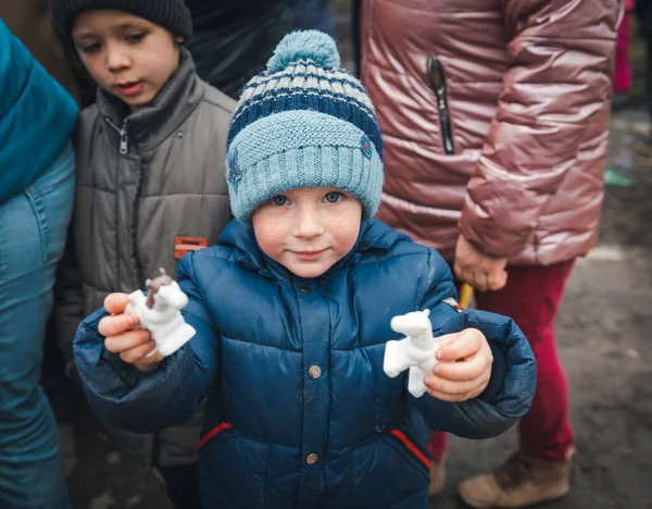 Kherson Regió Ukrajna 2022 Megszállt Területen Élő Gyermekek Ajándékokat Kapnak Jogdíjmentes Stock Képek