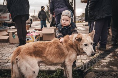 Kherson Rejimi, Ukrayna - Aralık 2022. Gönüllülerden insani yardım, insanlar yiyecek, giyecek ve hijyen ürünleri alıyorlar