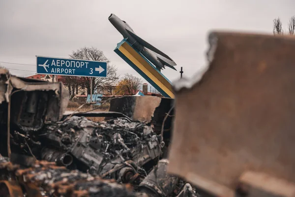 KORNOBAIVKA, KHERSON REGION, UKRAine - Kasım 2022. Kherson havaalanı yakınlarında yanmış bir Rus tankı.