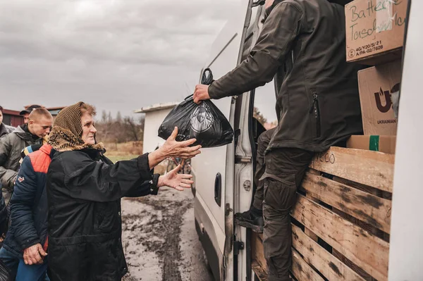 Kherson Regió Ukrajna 2022 Humanitárius Segélyek Önkéntesektől Emberek Kapnak Élelmiszert Stock Kép