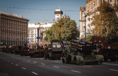 KYIV, UKRAINE - Ağustos 2023. Ukrayna 'nın Bağımsızlık Günü. Khreshchatyk Caddesi 'nde imha edilmiş Rus silahlarının gösterisi.