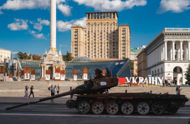 KYIV, UKRAINE - Ağustos 2023. Ukrayna 'nın Bağımsızlık Günü. Khreshchatyk Caddesi 'nde imha edilmiş Rus silahlarının gösterisi.