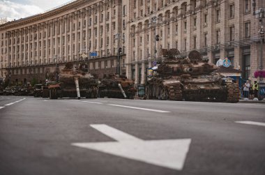 KYIV, UKRAINE - Ağustos 2023. Ukrayna 'nın Bağımsızlık Günü. Khreshchatyk Caddesi 'nde imha edilmiş Rus silahlarının gösterisi. 