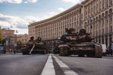 KYIV, UKRAINE - Ağustos 2023. Ukrayna 'nın Bağımsızlık Günü. Khreshchatyk Caddesi 'nde imha edilmiş Rus silahlarının gösterisi.