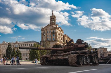 KYIV, UKRAINE - Ağustos 2023. Ukrayna 'nın Bağımsızlık Günü. Khreshchatyk Caddesi 'nde imha edilmiş Rus silahlarının gösterisi.