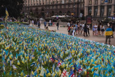 KYIV, UKRAINE - Ağustos 2023. Rus-Ukrayna savaşında öldürülen Ukraynalıların isimlerinin yazılı olduğu bayraklar.