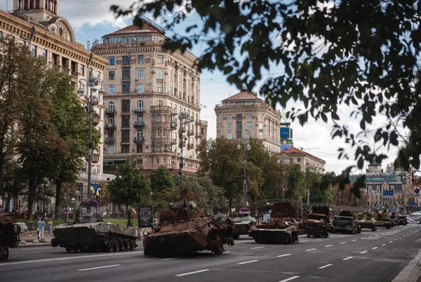KYIV, UKRAINE - Ağustos 2023. Ukrayna 'nın Bağımsızlık Günü. Khreshchatyk Caddesi 'nde imha edilmiş Rus silahlarının gösterisi.