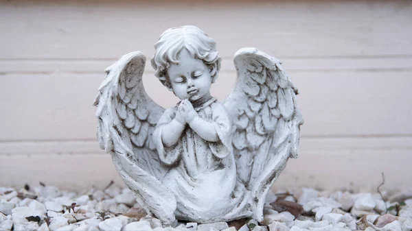 Antiga Escultura Destruída Anjinho Branco Anjo Com Mãos Dobradas Oração — Fotografia de Stock