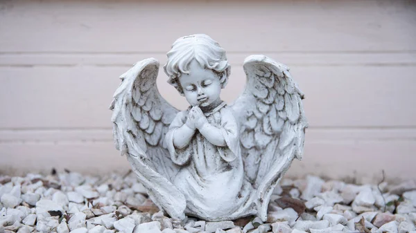 Stara Zniszczona Rzeźba Białego Anioła Anioł Rękami Złożonymi Modlitwie Zamkniętymi — Zdjęcie stockowe