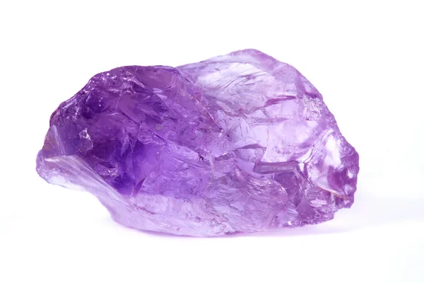 白色背景上的原始紫水晶块 紫水晶是一种石英 紫水晶是紫色的 这是块半宝石 免版税图库图片