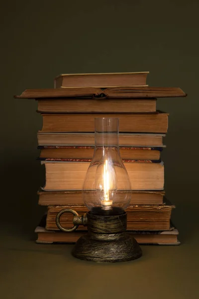 Libros Antiguos Una Lámpara Con Una Luz Ardiente Sobre Fondo —  Fotos de Stock