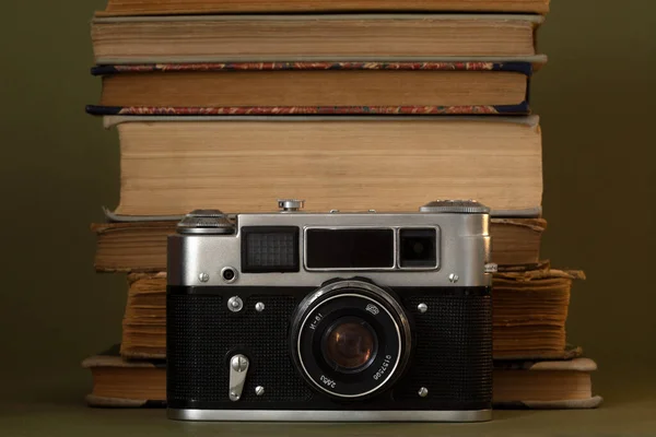 Old Analog Camera Old Yellowed Books Stacked Camera Items Green — Stock Photo, Image