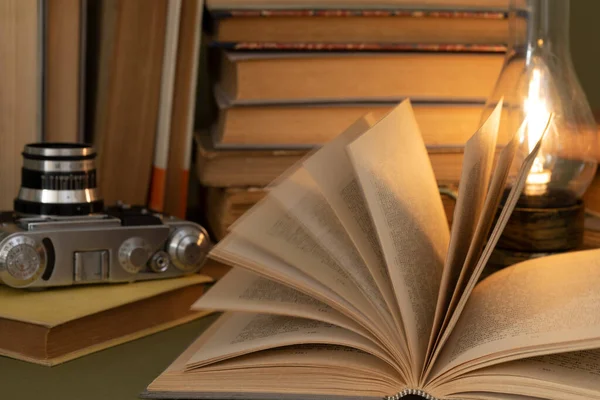 Ένα Ανοιχτό Παλιό Βιβλίο Σελίδες Του Οποίου Κινούνται Γυρίζοντας Τις — Φωτογραφία Αρχείου