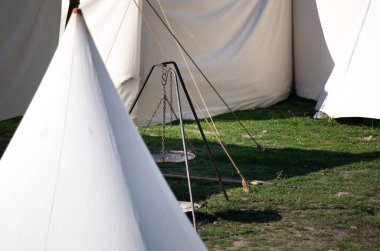 Slavlar ve Vikingler köyünde boş bir ocak.