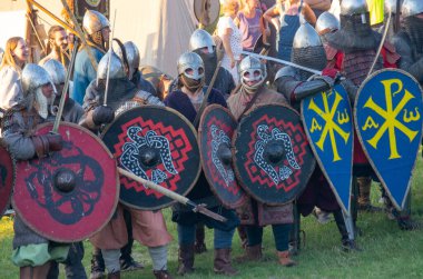 Ogrodzieniec Kalesi için ortaçağ savaşlarının yeniden inşası. Ogrodzieniec Kalesi savaşında savaşçılar.