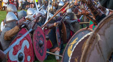 Ogrodzieniec Kalesi için ortaçağ savaşlarının yeniden inşası. Ogrodzieniec Kalesi savaşında savaşçılar.