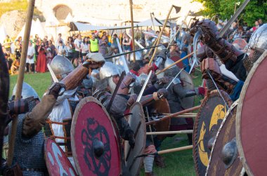 Ogrodzieniec Kalesi için ortaçağ savaşlarının yeniden inşası. Ogrodzieniec Kalesi savaşında savaşçılar.