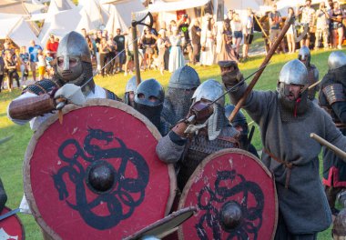 Ogrodzieniec Kalesi için ortaçağ savaşlarının yeniden inşası. Ogrodzieniec Kalesi savaşında savaşçılar.