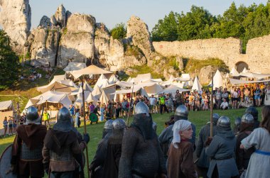 Savaşçılar Ogrodzieniec Kalesi 'nde büyük bir savaşa hazırlanıyorlar. Askerler Slavlar ve Vikinglerden oluşuyor. Tarihi kostümler.
